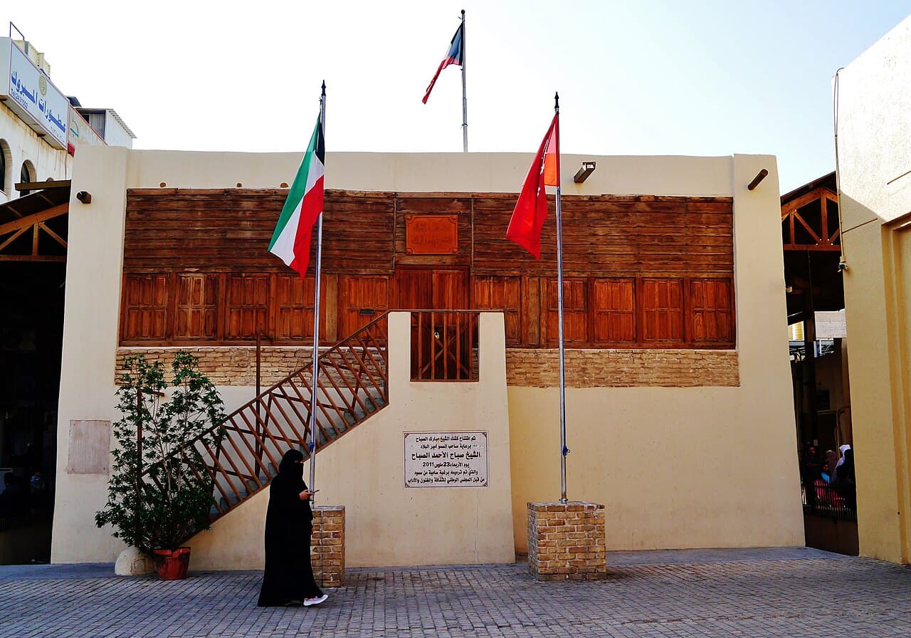 Souq Al-Mubarakiya stalls and old market atmosphere thumbnail
